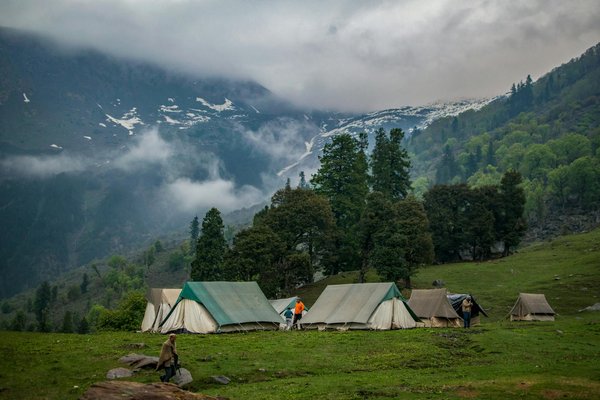 Comment organiser un camping pour une expédition de randonnée dans les montagnes Rocheuses?